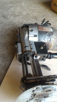 เครื่องตัดผ้าใบมีดตั้งตัวใหญ่ ยี่ห้อ GEMSY ตัดผ้าได้หนามาก มีชุดเจียร์แต่งคม ใช้ไฟบ้าน 220 V. พร้อมใช้งาน