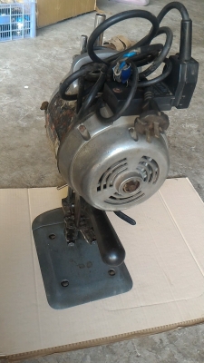 เครื่องตัดผ้าใบมีดตั้งตัวใหญ่ ยี่ห้อ GEMSY ตัดผ้าได้หนามาก มีชุดเจียร์แต่งคม ใช้ไฟบ้าน 220 V. พร้อมใช้งาน