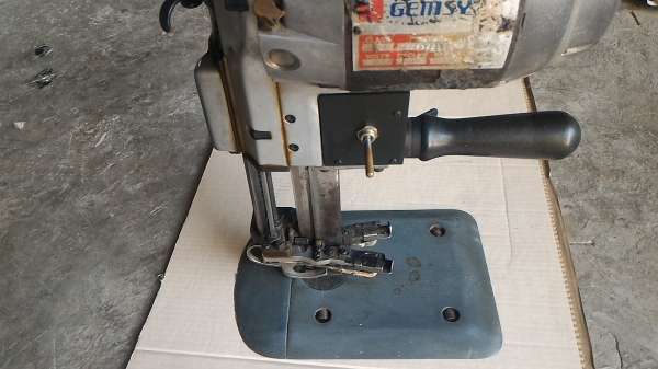 เครื่องตัดผ้าใบมีดตั้งตัวใหญ่ ยี่ห้อ GEMSY ตัดผ้าได้หนามาก มีชุดเจียร์แต่งคม ใช้ไฟบ้าน 220 V. พร้อมใช้งาน