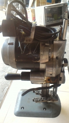 เครื่องตัดผ้าใบมีดตั้งตัวใหญ่ ยี่ห้อ GEMSY ตัดผ้าได้หนามาก มีชุดเจียร์แต่งคม ใช้ไฟบ้าน 220 V. พร้อมใช้งาน