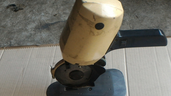 เครื่องตัดผ้า PHILLIS แบบใบมีดกลม 4 นิ้ว มีเหลี่ยมๆนิดๆช่วยให้ตัดผ้าได้ดี มีชุดเจียร์แต่คมใบมีดพร้อม ใช้ไฟบ้าน 220 V.