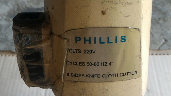 เครื่องตัดผ้า PHILLIS แบบใบมีดกลม 4 นิ้ว มีเหลี่ยมๆนิดๆช่วยให้ตัดผ้าได้ดี มีชุดเจียร์แต่คมใบมีดพร้อม ใช้ไฟบ้าน 220 V.