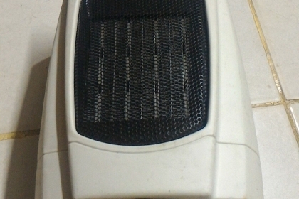 ฮีตเตอร์เป่าลมร้อน LIFELEX ให้ความอบอุ่นในห้องในบ้านแบบตั้งพื้น ไม่มีแสงให้รบกวนการพักผ่อน มีระบบตัดการทำงานเมื่อเครื่องล้ม ใช้ไฟ 100 V. กำลังไฟ 1100 W.