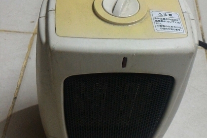 ฮีตเตอร์เป่าลมร้อน LIFELEX ให้ความอบอุ่นในห้องในบ้านแบบตั้งพื้น ไม่มีแสงให้รบกวนการพักผ่อน มีระบบตัดการทำงานเมื่อเครื่องล้ม ใช้ไฟ 100 V. กำลังไฟ 1100 W.