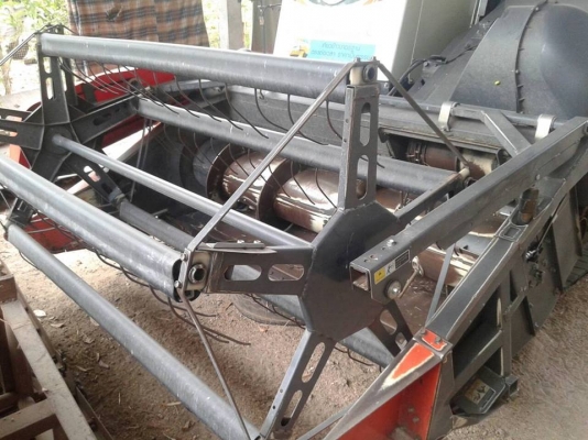 ขายรถเกี่ยวข้าว  คู DC 70 g เฉพาะรถ  ราคาขายดาวน์  300,000  หรือจะยกพร้อมปิดงวด 550,000 รถสวยมือเดียว  งามมากแทรกใหม่สองข้าง