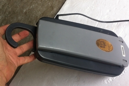 (มีแถม ตีนกบ)เครื่องรีดทับเนคไทแบบพักพา ZOJIRUSHI จากญี่ปุ่นใช้ไฟบ้านเราได้ ความร้อนไม่สูงมาก กำลังแค่ 18 W.