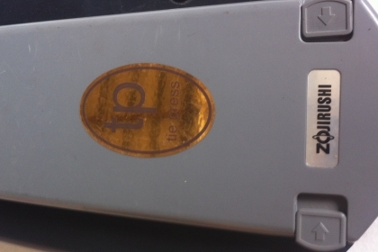 (มีแถม ตีนกบ)เครื่องรีดทับเนคไทแบบพักพา ZOJIRUSHI จากญี่ปุ่นใช้ไฟบ้านเราได้ ความร้อนไม่สูงมาก กำลังแค่ 18 W.