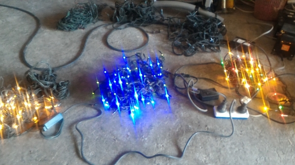 ให้ยกชุด 6 ชุด หลอดไฟประดับแต่งร้านตามเทศกาลมี LED 3 ชุดและหลอดธรรมดา 3 ชุด ไฟเปลี่้ยนสีและรูปแบบได้ แต่ละชุดสายยาวประมาณ 5 เมตร