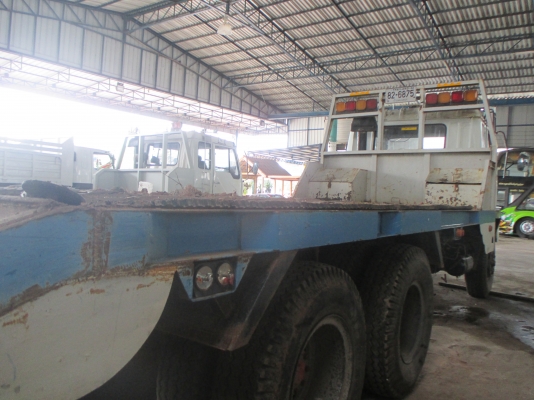 กระบะบรรทุก (ท้ายลาด) สีขาว-น้ำเงิน  จำนวน 6 สูบ 190 แรง น้ำหนักรถ 8200 กก.