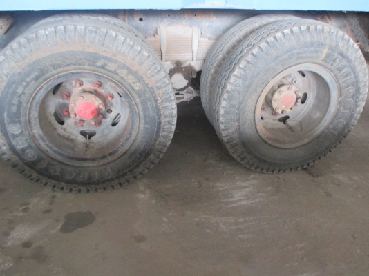 กระบะบรรทุก (ท้ายลาด) สีขาว-น้ำเงิน  จำนวน 6 สูบ 190 แรง น้ำหนักรถ 8200 กก.