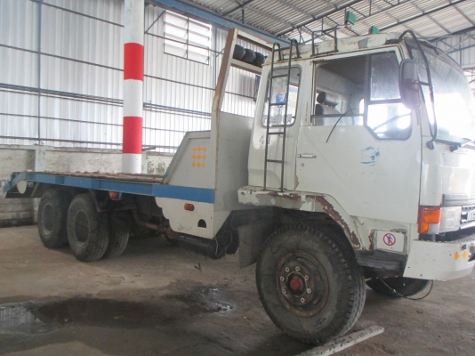 กระบะบรรทุก (ท้ายลาด) สีขาว-น้ำเงิน  จำนวน 6 สูบ 190 แรง น้ำหนักรถ 8200 กก.