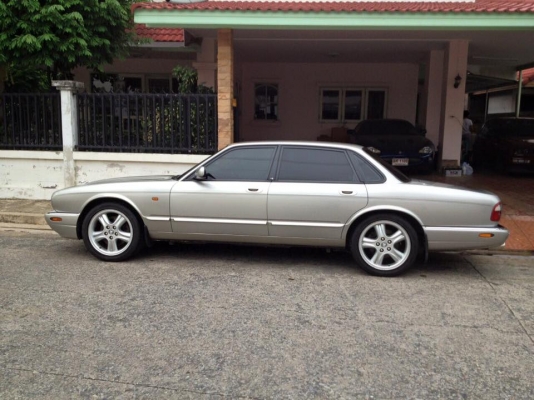 ขายรถ Jaguar XJR V8 ปี 2000 เครื่องยนต์ 4000cc เกียร์ออโต้ Superchard ออกห้าง จากัวส์ มีแค่ 4 คันในไทย สีเดิม วิ่ง 110,000 กม. ขาย 1,150,000 บาท  สนใจโทรสอบถามรายละเอียดเพิ่มเติมได้ที่ 081-831-8183