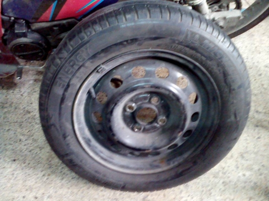 ขายยางนอกพร้อมกะทะเหล็ก 4 รู ยีห้อยาง MICHELIN ขอบ 175/65/14 ปี 2010 *ขายเป็นล้ออะไหล่* ขาย 4 วง 2,000 บาท ยางยังใช้ได้ แต่ปีเก่า และเริ่มแข็ง ถอดไว้นาน