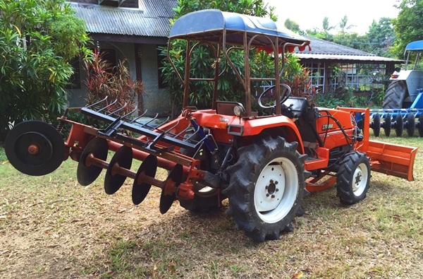 รถไถคูโบต้า รุ่น X-24,24 แรงม้า ขับเคลื่อน 4 ล้อ 4สูบ พวงมาลัยเพาเวอร์ รถไถญี่ปุ่นแท้ อุปกรณ์มี ดันหน้า ผานพรวน 4 แถมคราด แบตเตอร์รี่ใหม่ ปรับสภาพเรียบร้อย ราคาคุยกันได้ครับ