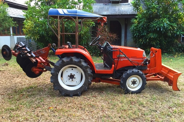 รถไถคูโบต้า รุ่น X-24,24 แรงม้า ขับเคลื่อน 4 ล้อ 4สูบ พวงมาลัยเพาเวอร์ รถไถญี่ปุ่นแท้ อุปกรณ์มี ดันหน้า ผานพรวน 4 แถมคราด แบตเตอร์รี่ใหม่ ปรับสภาพเรียบร้อย ราคาคุยกันได้ครับ