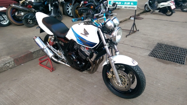 ขายคับ HONDA CB400 ปี97เวอร์ชั่นS ท้ายเทค1 ท่อแต่ง แฮนด์บาร์ กันล้ม ไฟเลี้ยวแต่ง ยางเต็ม อินวอยส์ สรรพสามิตร ราคา 67500 บาท ส่งได้ทั่วไทยคับ สนใจติดต่อ 081-0578282 FACEBOOK ชาญณรงค์ ป๊อป ชัยอมฤต ไอดีไลน์ POPBIGBIKESAKON คับ สนใจรถสวย ถูก ดี ต้อง POP BIGBI