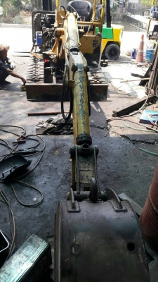 รถแมคโค พีชี25