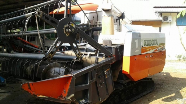 รถเกี่ยวนวดข้าวแบบอุ้ม KUBOTA DC-95 GM Plus ปี55 1,5xx ชม. พร้อมเทเลอร์ลากจูงแบบ2เพลา เล่มทะเบียนครบ **ขาย KUBOTA DC-95GM Plus ปี55 รถเกี่ยวนวดข้าวแบบอุ้ม1.4ตัน เดิมบาง ใช้งานน้อย พร้อมเทเลอร์ลากจูง เล่มทะเบียนครบ พร้อมลุยงาน KUBOTA รถเกี่ยวนวดข้าวแบบอุ้ม KUBOTA DC-95 GM Plus ปี55 1,5xx ชม. พร้อมเทเลอร์ลากจูงแบบ2เพลา เล่มทะเบียนครบ **ขาย KUBOTA DC-95GM Plus ปี55 รถเกี่ยวนวดข้าวแบบอุ้ม1.4ตัน เดิมบาง ใช้งานน้อย พร้อมเทเลอร์ลากจูง เล่มทะเบียนครบ พร้อมลุยงาน KUBOTA