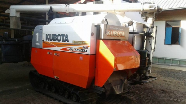 รถเกี่ยวนวดข้าวแบบอุ้ม KUBOTA DC-95 GM Plus ปี55 1,5xx ชม. พร้อมเทเลอร์ลากจูงแบบ2เพลา เล่มทะเบียนครบ **ขาย KUBOTA DC-95GM Plus ปี55 รถเกี่ยวนวดข้าวแบบอุ้ม1.4ตัน เดิมบาง ใช้งานน้อย พร้อมเทเลอร์ลากจูง เล่มทะเบียนครบ พร้อมลุยงาน KUBOTA รถเกี่ยวนวดข้าวแบบอุ้ม KUBOTA DC-95 GM Plus ปี55 1,5xx ชม. พร้อมเทเลอร์ลากจูงแบบ2เพลา เล่มทะเบียนครบ **ขาย KUBOTA DC-95GM Plus ปี55 รถเกี่ยวนวดข้าวแบบอุ้ม1.4ตัน เดิมบาง ใช้งานน้อย พร้อมเทเลอร์ลากจูง เล่มทะเบียนครบ พร้อมลุยงาน KUBOTA