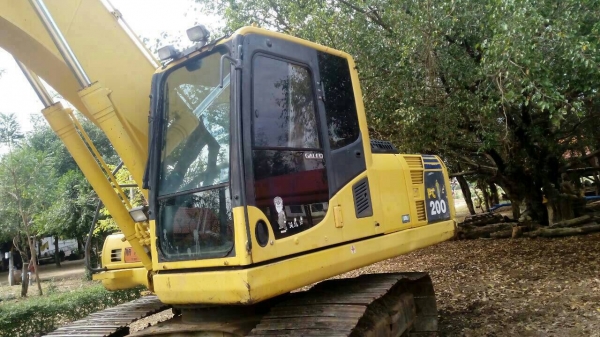 ขายรถแบคโฮ KOMATSU PC200-8 14000 ชม.ราคา 1650000