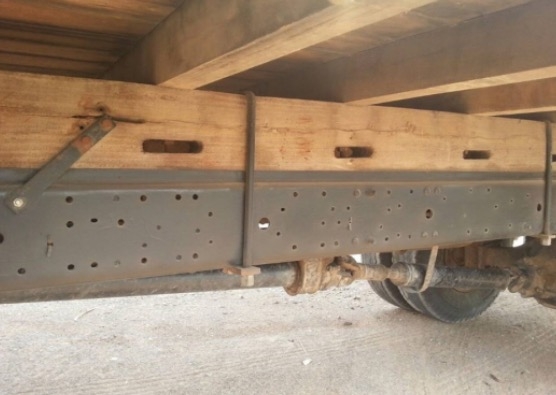 ISUZU NPR 120 HP 4HF1 ปี 40 เครื่องฝาขาว รถบรรทุกหกล้อ กระบะเหล็กคอกสูงความยาว 4.30 เมตรสวยจัดพร้อมบรรทุกพร้อมใช้งานครับ เครื่องแน่นแรงดีเดิมๆ ภายในเก๋งคอนโซลสวยครบพร้อม พวงมาลัยธรรมดา ช่วงล่างแน่นดีคัชซีสวยเดิมมากครับ ยาง 8.25 ขอบ 16 สภาพดีประมาณ 70\% พร้