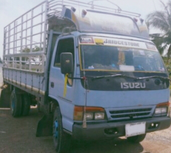 ISUZU NPR 120 HP 4HF1 ปี 40 เครื่องฝาขาว รถบรรทุกหกล้อ กระบะเหล็กคอกสูงความยาว 4.30 เมตรสวยจัดพร้อมบรรทุกพร้อมใช้งานครับ เครื่องแน่นแรงดีเดิมๆ ภายในเก๋งคอนโซลสวยครบพร้อม พวงมาลัยธรรมดา ช่วงล่างแน่นดีคัชซีสวยเดิมมากครับ ยาง 8.25 ขอบ 16 สภาพดีประมาณ 70\% พร้