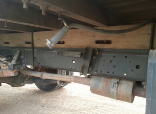 ISUZU NPR 120 HP 4HF1 ปี 40 เครื่องฝาขาว รถบรรทุกหกล้อ กระบะเหล็กคอกสูงความยาว 4.30 เมตรสวยจัดพร้อมบรรทุกพร้อมใช้งานครับ เครื่องแน่นแรงดีเดิมๆ ภายในเก๋งคอนโซลสวยครบพร้อม พวงมาลัยธรรมดา ช่วงล่างแน่นดีคัชซีสวยเดิมมากครับ ยาง 8.25 ขอบ 16 สภาพดีประมาณ 70\% พร้