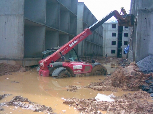 รถเอนกประสงค์ นำเข้ามาจากประเทศฝรั่งเศษ สามารถเปลี่ยนหัวเป็น เครน รถตัก กระเช้า งาฟอร์คลิฟท์