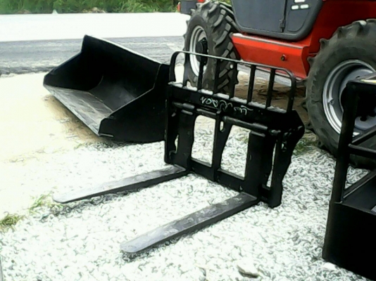 รถเอนกประสงค์ นำเข้ามาจากประเทศฝรั่งเศษ สามารถเปลี่ยนหัวเป็น เครน รถตัก กระเช้า งาฟอร์คลิฟท์