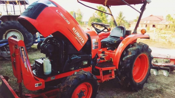 ขายรถไถ KUBOTA L3608 ใช้งานน้อย อุปกรณ์ครบ ดันหน้า ผานหลัง โรตารี่ และเทรลเลอร์ลากจูง สนใจโทร 090-8588220คุณนะ 093-3258446คุณบิว หรือเข้าดูสินค้าอื่นๆได้ที่ www.truck.in.th/498 หรือเพจFacebook ณรงค์ ซื้อขายรถมือสอง (เว็บไซต์ส่วนตัว) หรือFacebook อู่ คุณนะ