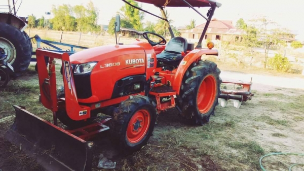 ขายรถไถ KUBOTA L3608 ใช้งานน้อย อุปกรณ์ครบ ดันหน้า ผานหลัง โรตารี่ และเทรลเลอร์ลากจูง สนใจโทร 090-8588220คุณนะ 093-3258446คุณบิว หรือเข้าดูสินค้าอื่นๆได้ที่ www.truck.in.th/498 หรือเพจFacebook ณรงค์ ซื้อขายรถมือสอง (เว็บไซต์ส่วนตัว) หรือFacebook อู่ คุณนะ
