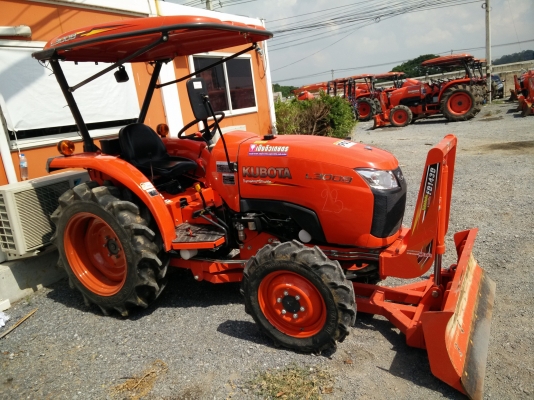 ขายรถไถคูโบต้า L3008 พร้อมใบมีดดันดินหน้า รถสวยเหมือนใหม่สภาพนางฟ้า ใช้งานมาน้อย