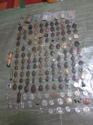 ให้บูชาเหรียญหลวงพ่อและอื่นๆประมาณไม่ต่ำกว่า 160 องค์