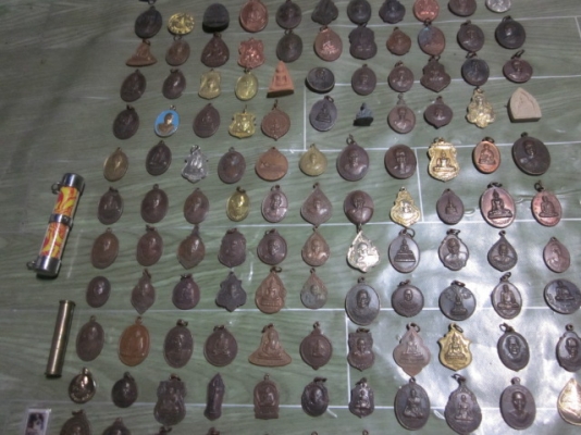 ให้บูชาเหรียญหลวงพ่อและอื่นๆประมาณไม่ต่ำกว่า 160 องค์