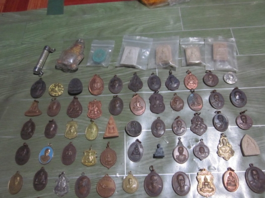 ให้บูชาเหรียญหลวงพ่อและอื่นๆประมาณไม่ต่ำกว่า 160 องค์