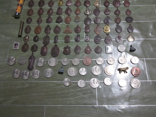 ให้บูชาเหรียญหลวงพ่อและอื่นๆประมาณไม่ต่ำกว่า 160 องค์