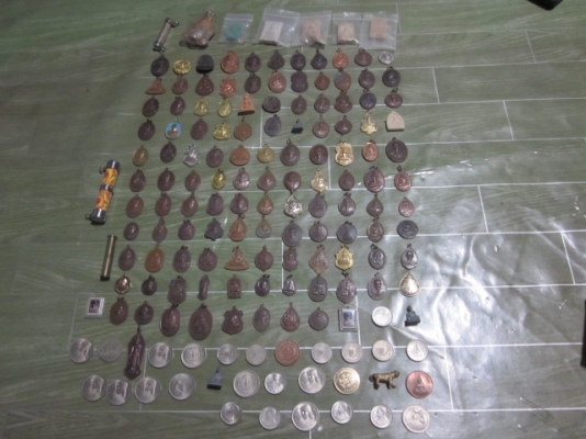 ให้บูชาเหรียญหลวงพ่อและอื่นๆประมาณไม่ต่ำกว่า 160 องค์