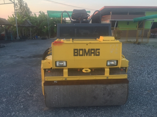 ขายรถBomagรุ่นBW120AD นำเข้าจากญี่ปุ่น ไม่เคยใช้งานในไทย มีเอกสารพร้อมจดทะเบียน น้ำหนัก2.6ตันหน้าเหล็กหลังเหล็ก  บดอัดสั่นสเทือนได้ทั้ง2ล้อ เอวออ่น  เครื่องยนต์ดีเซล สภาพดีพร้อมใช้งาน
