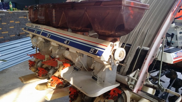 รถปลูกข้าวนั่งขับ KUBOTA รุ่น S1-500R เก่าญี่ปุ่น พร้อมกล่องหยอดปุ๋ยด้านท้าย ดำนา 5 แถว สภาพสวย