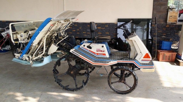 นำเข้าจากญี่ปุ่น รถดำนานั่งขับ ISEKI   รุ่น PA500D  เก่าญี่ปุ่น พร้อมกล่องหยอดปุ๋ยด้านท้าย ดำนา 5 แถว สภาพสวย