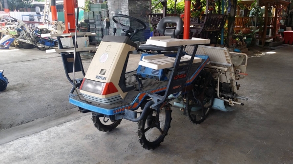 นำเข้าจากญี่ปุ่น รถดำนานั่งขับ ISEKI  รุ่น PA400D  เก่าญี่ปุ่น พร้อมกล่องหยอดปุ๋ยด้านท้าย ดำนา 4 แถว สภาพดี