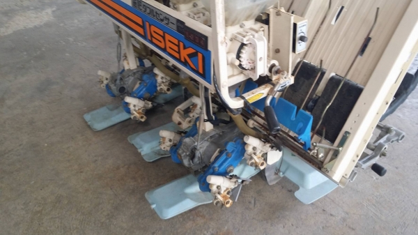นำเข้าจากญี่ปุ่น รถดำนานั่งขับ ISEKI  รุ่น PA400D  เก่าญี่ปุ่น พร้อมกล่องหยอดปุ๋ยด้านท้าย ดำนา 4 แถว สภาพดี