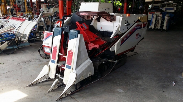 นำเข้าจากญี่ปุ่น รถเกี่ยวข้าวพร้อมนวดข้าวในตัว แบบนั่งขับ เก่าญี่ปุ่น  YANMAR รุ่น  CA14 เกี่ยวข้าว 2 แถว สภาพสวย