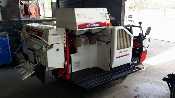นำเข้าจากญี่ปุ่น รถเกี่ยวข้าวพร้อมนวดข้าวในตัว แบบนั่งขับ เก่าญี่ปุ่น  YANMAR รุ่น  CA14 เกี่ยวข้าว 2 แถว สภาพสวย