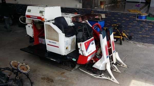 นำเข้าจากญี่ปุ่น รถเกี่ยวข้าวพร้อมนวดข้าวในตัว แบบนั่งขับ เก่าญี่ปุ่น  YANMAR รุ่น  CA14 เกี่ยวข้าว 2 แถว สภาพสวย