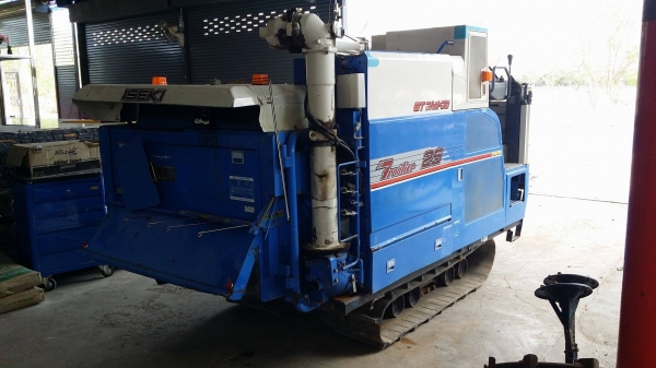 รถเกี่ยวข้าวพร้อมนวดข้าวในตัว แบบนั่งขับ เก่าญี่ปุ่น  ISEKI รุ่น  FRONTIER 25 เกี่ยวข้าว 3 แถวเบาะนั่งสามารถปรับระดับได้อัตโนมัติ  มีท่อส่งข้าว มีชุดเกี่ยวข้าวล้ม  สภาพสวย