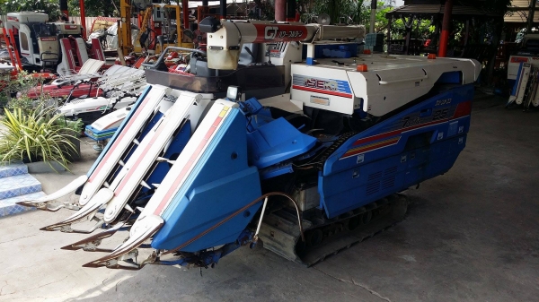 รถเกี่ยวข้าวพร้อมนวดข้าวในตัว แบบนั่งขับ เก่าญี่ปุ่น  ISEKI รุ่น  FRONTIER 25 เกี่ยวข้าว 3 แถวเบาะนั่งสามารถปรับระดับได้อัตโนมัติ  มีท่อส่งข้าว มีชุดเกี่ยวข้าวล้ม  สภาพสวย
