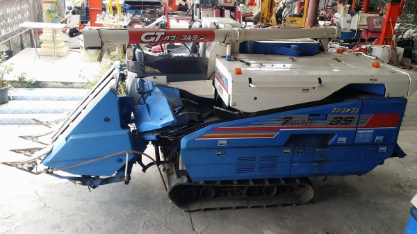 รถเกี่ยวข้าวพร้อมนวดข้าวในตัว แบบนั่งขับ เก่าญี่ปุ่น  ISEKI รุ่น  FRONTIER 25 เกี่ยวข้าว 3 แถวเบาะนั่งสามารถปรับระดับได้อัตโนมัติ  มีท่อส่งข้าว มีชุดเกี่ยวข้าวล้ม  สภาพสวย