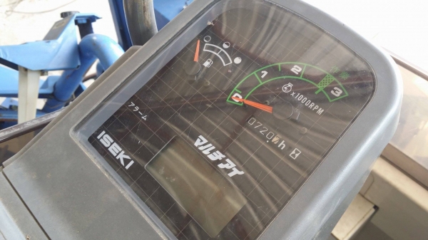 รถเกี่ยวข้าวพร้อมนวดข้าวในตัว แบบนั่งขับ เก่าญี่ปุ่น  ISEKI รุ่น  FRONTIER 25 เกี่ยวข้าว 3 แถวเบาะนั่งสามารถปรับระดับได้อัตโนมัติ  มีท่อส่งข้าว มีชุดเกี่ยวข้าวล้ม  สภาพสวย