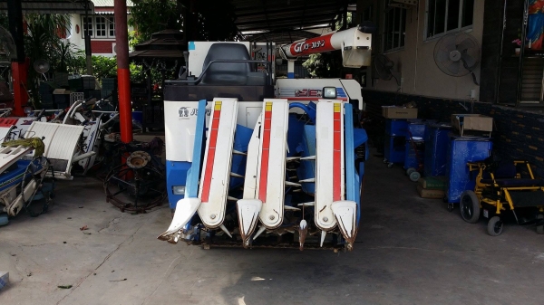 รถเกี่ยวข้าวพร้อมนวดข้าวในตัว แบบนั่งขับ เก่าญี่ปุ่น  ISEKI รุ่น  FRONTIER 25 เกี่ยวข้าว 3 แถวเบาะนั่งสามารถปรับระดับได้อัตโนมัติ  มีท่อส่งข้าว มีชุดเกี่ยวข้าวล้ม  สภาพสวย